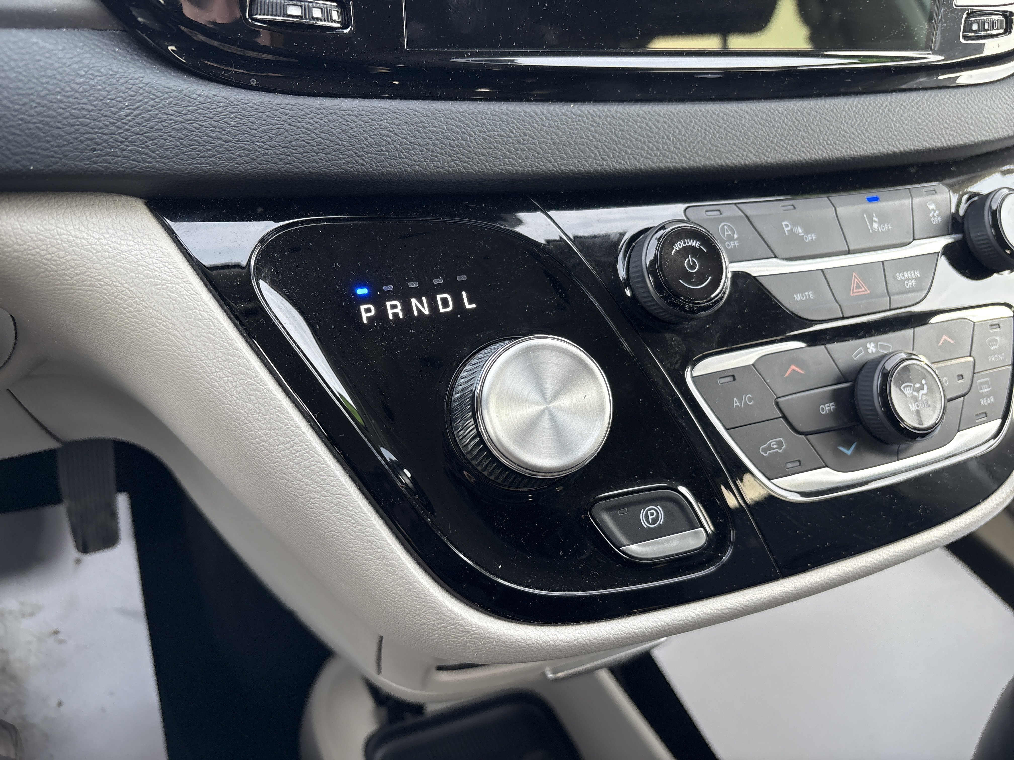 Used 2024 Chrysler Pacifica Touring-L image 24