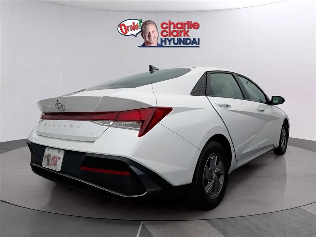 Used 2024 Hyundai Elantra SE FWD image 3