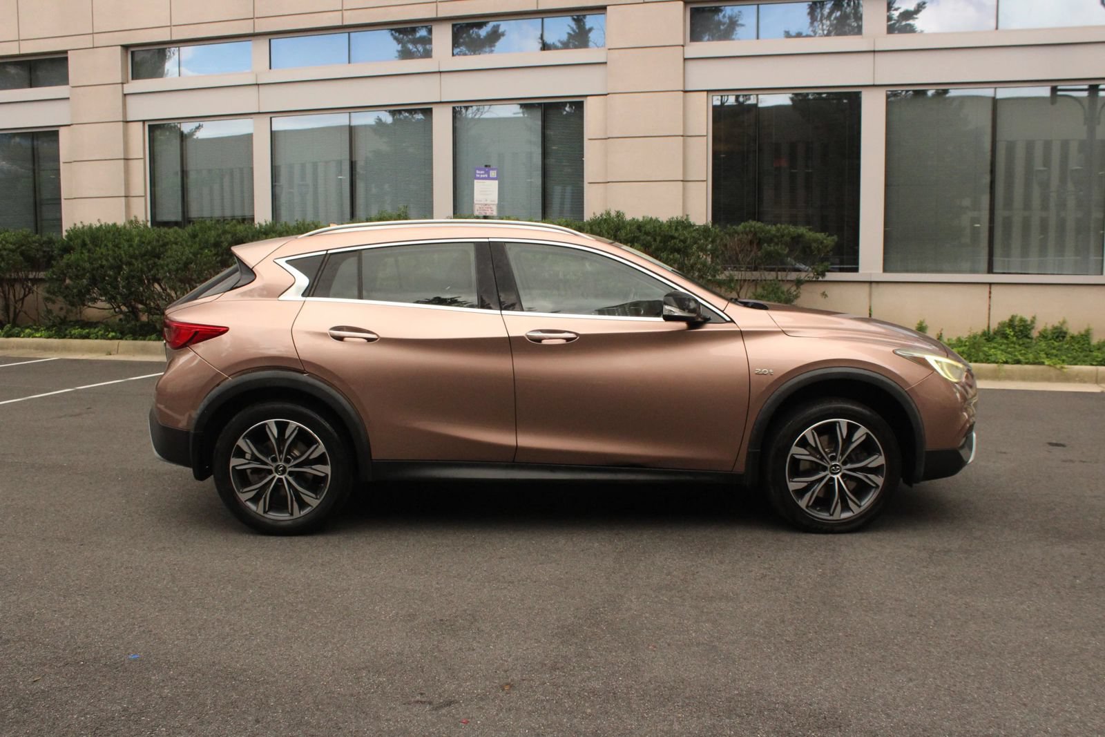 Used 2018 INFINITI QX30 Premium AWD/4WD image 6