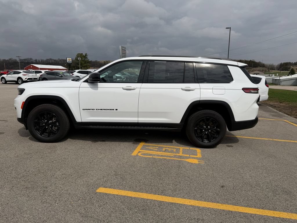 Used 2024 Jeep Grand Cherokee L Altitude AWD/4WD image 12
