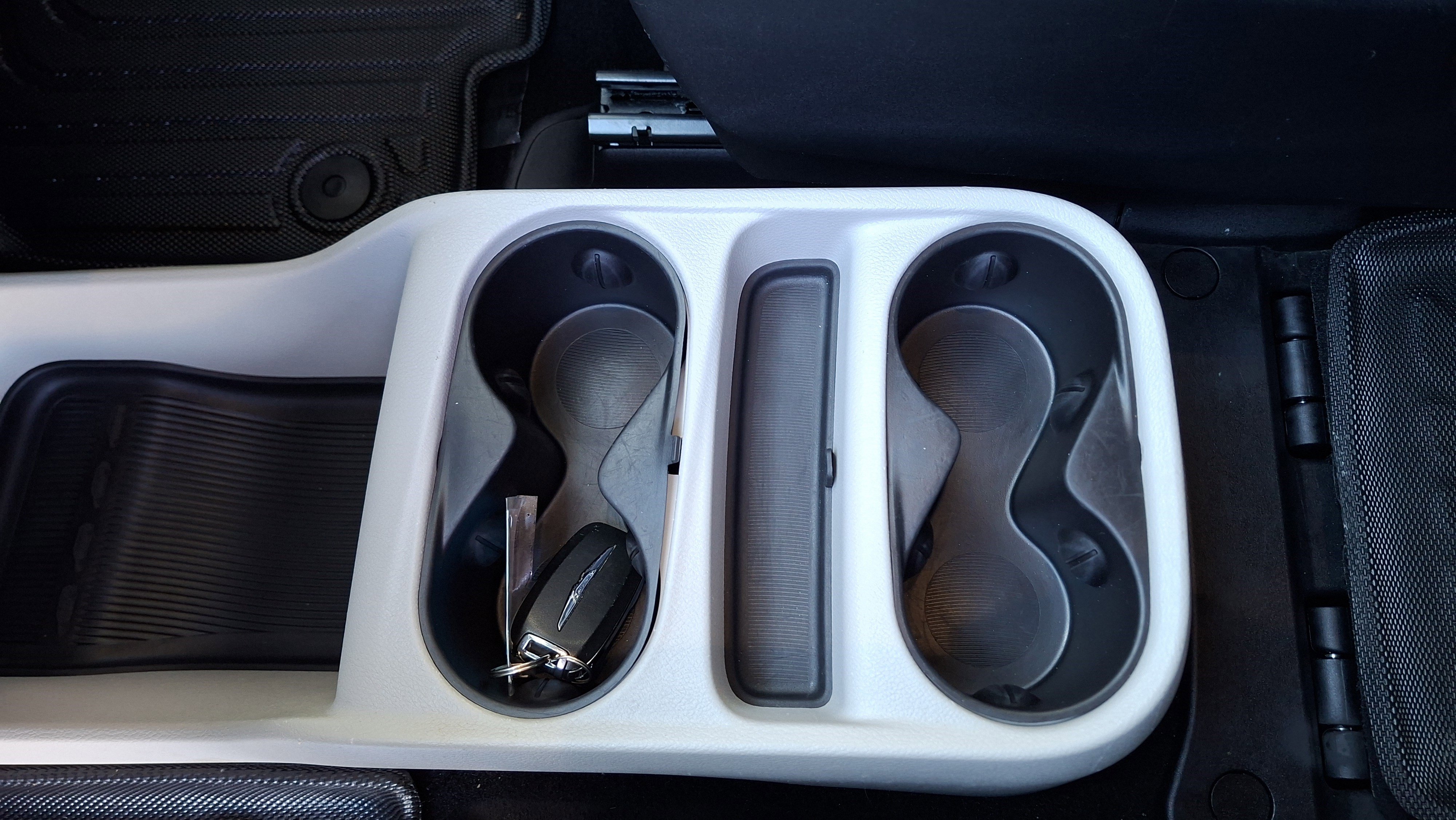 Used 2024 Chrysler Voyager LX image 17