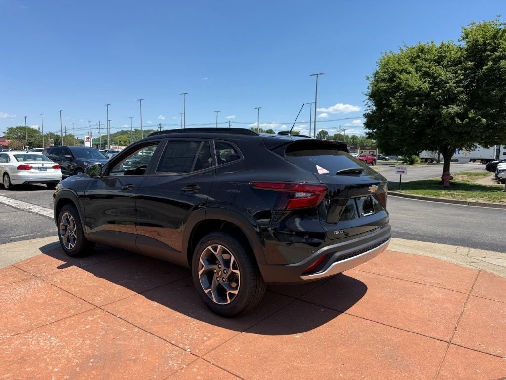 New 2026 Chevrolet Trax LT w/ LT Convenience Package FWD image 4