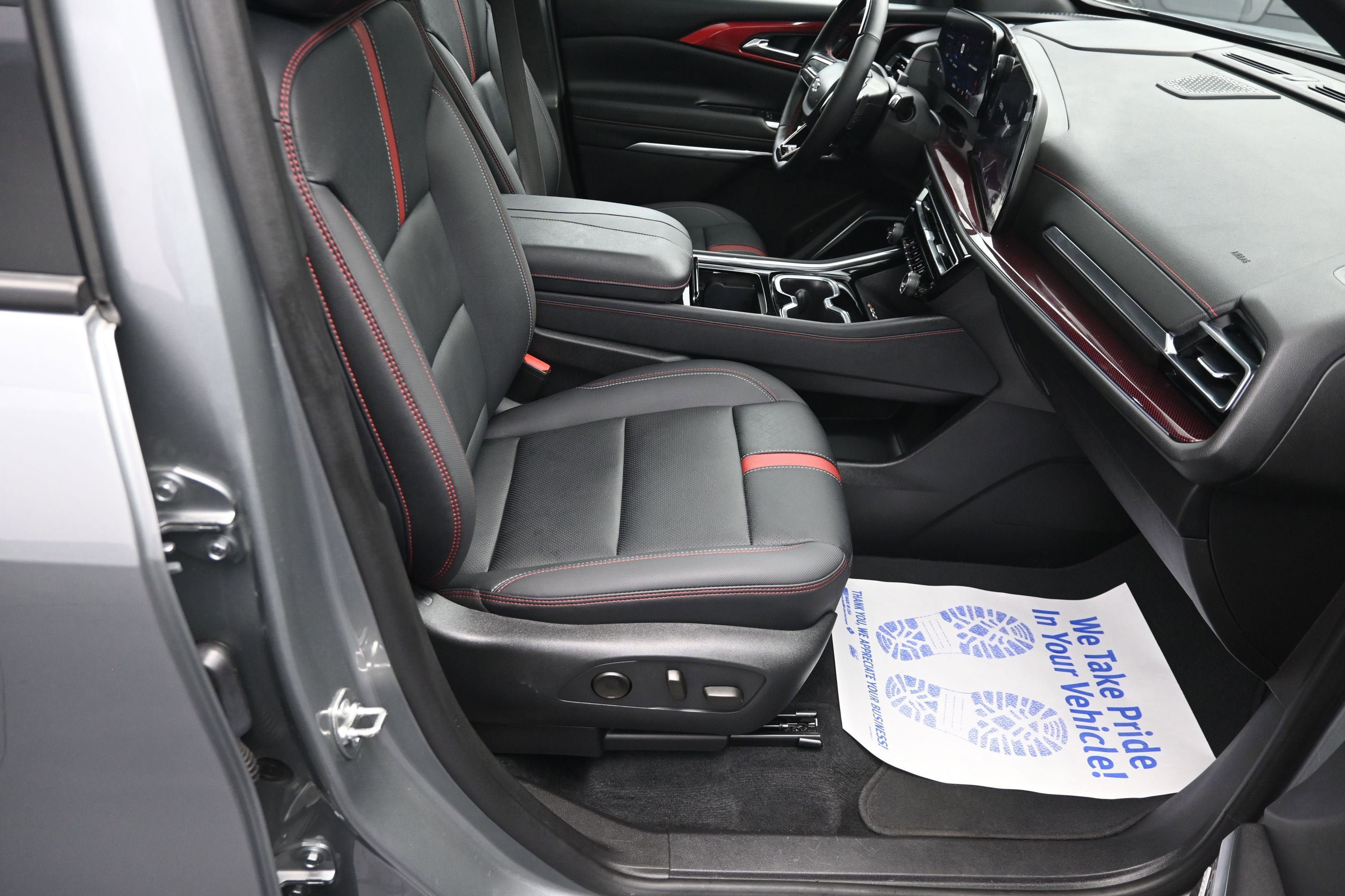 Used 2024 Chevrolet Traverse RS FWD image 38
