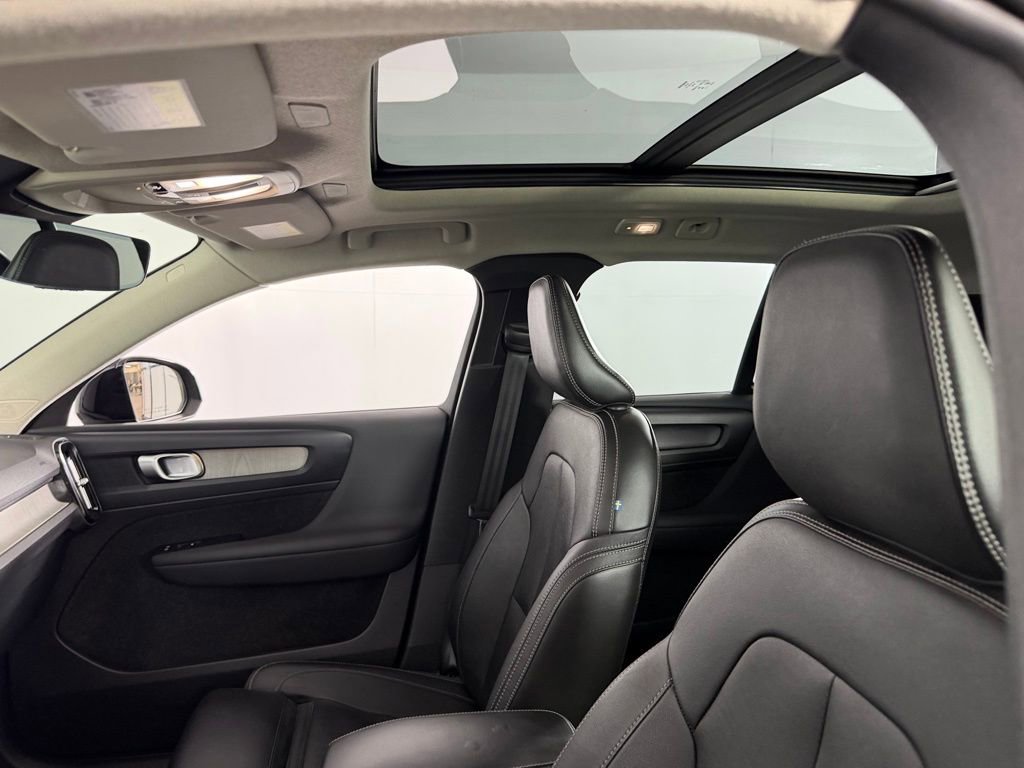 Used 2025 Volvo XC40 B5 Plus image 24