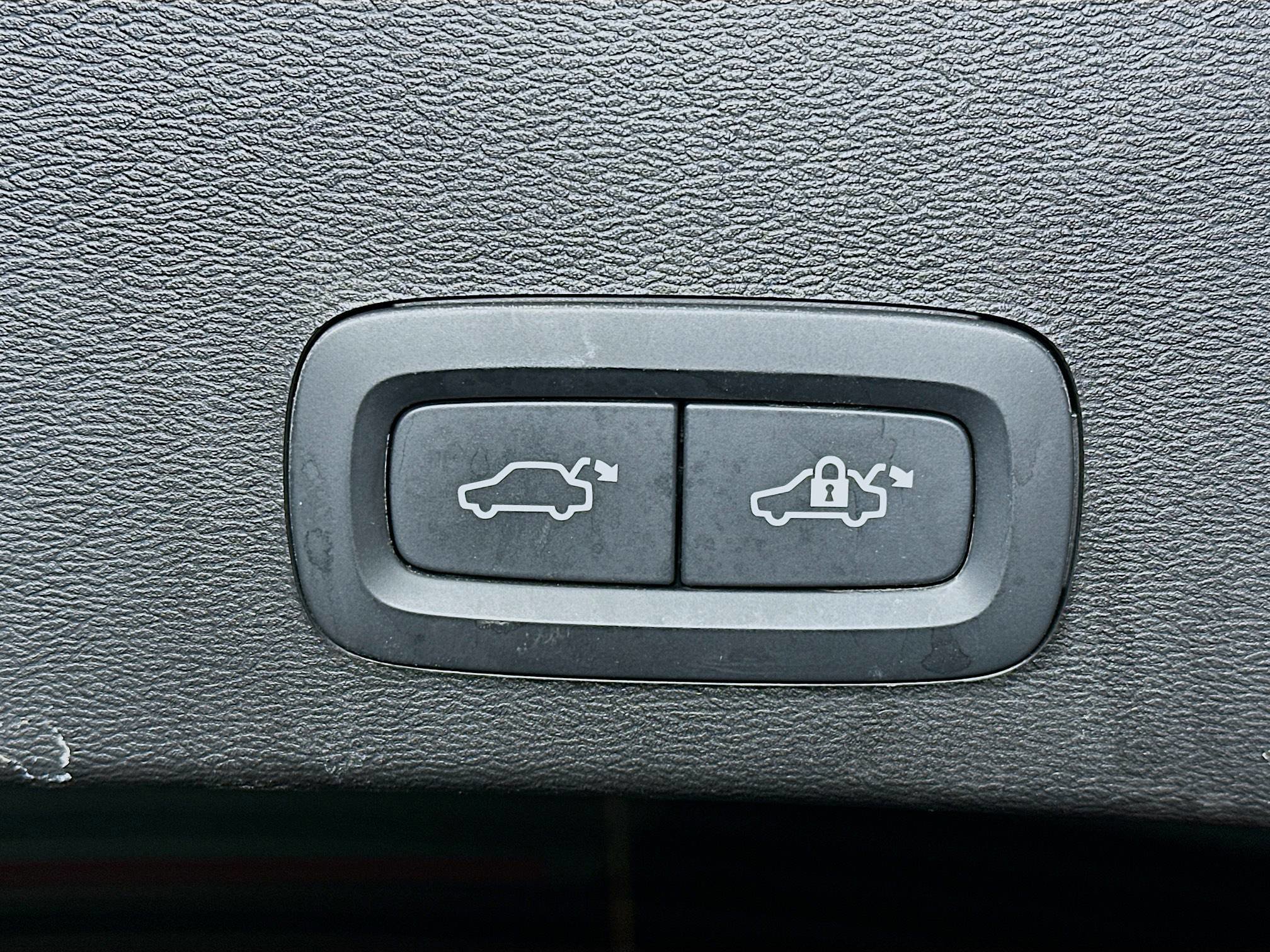 Used 2025 Volvo XC40 B5 Plus image 30