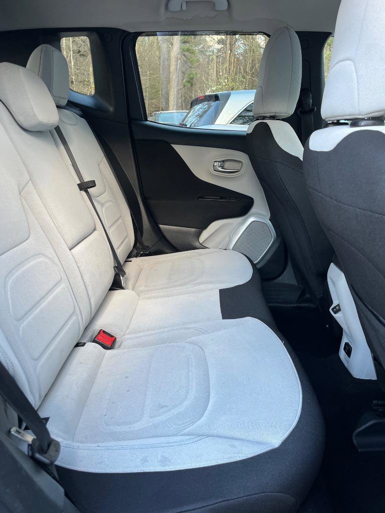Used 2019 Jeep Renegade Latitude w/ Popular Equipment Group FWD image 34