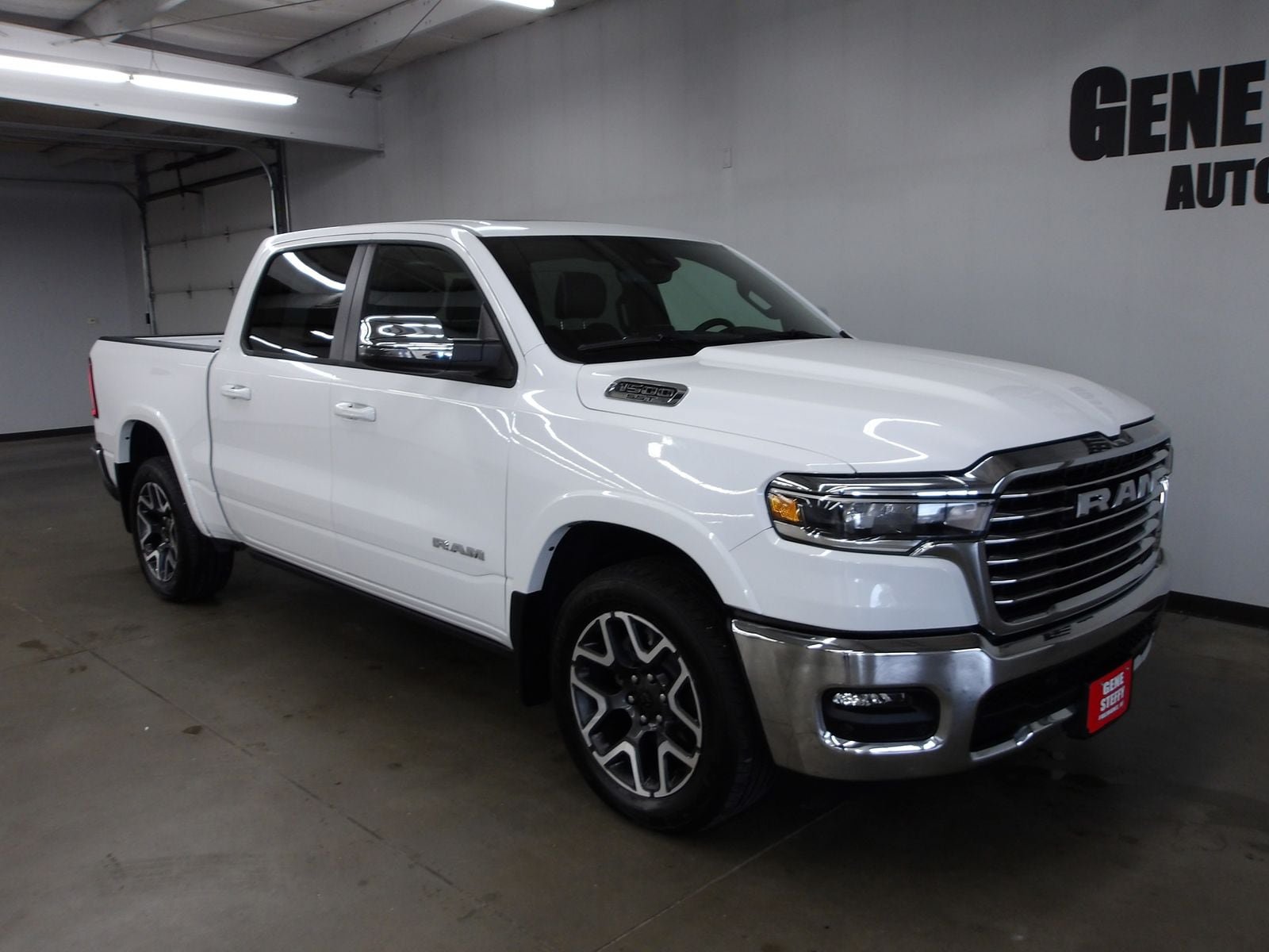 Used 2025 RAM 1500 Laramie AWD/4WD image 4