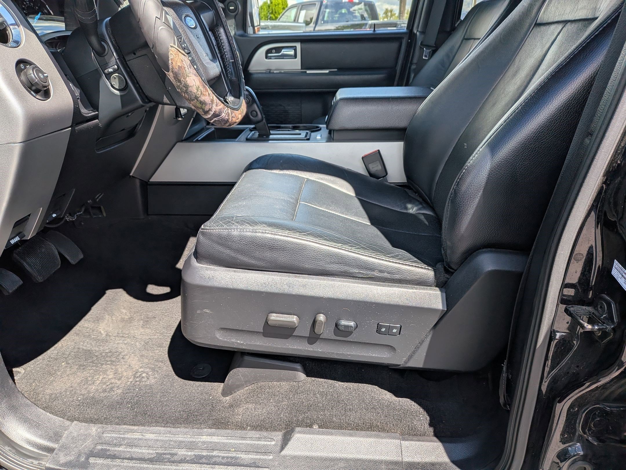 Used 2017 Ford Expedition XLT w/ Equipment Group 201A AWD/4WD image 24