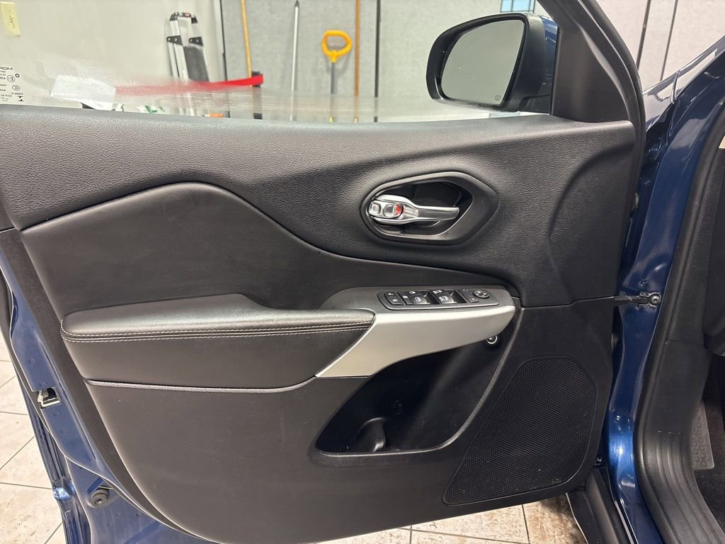 Used 2018 Jeep Cherokee Latitude Plus w/ Comfort/Convenience Group image 19