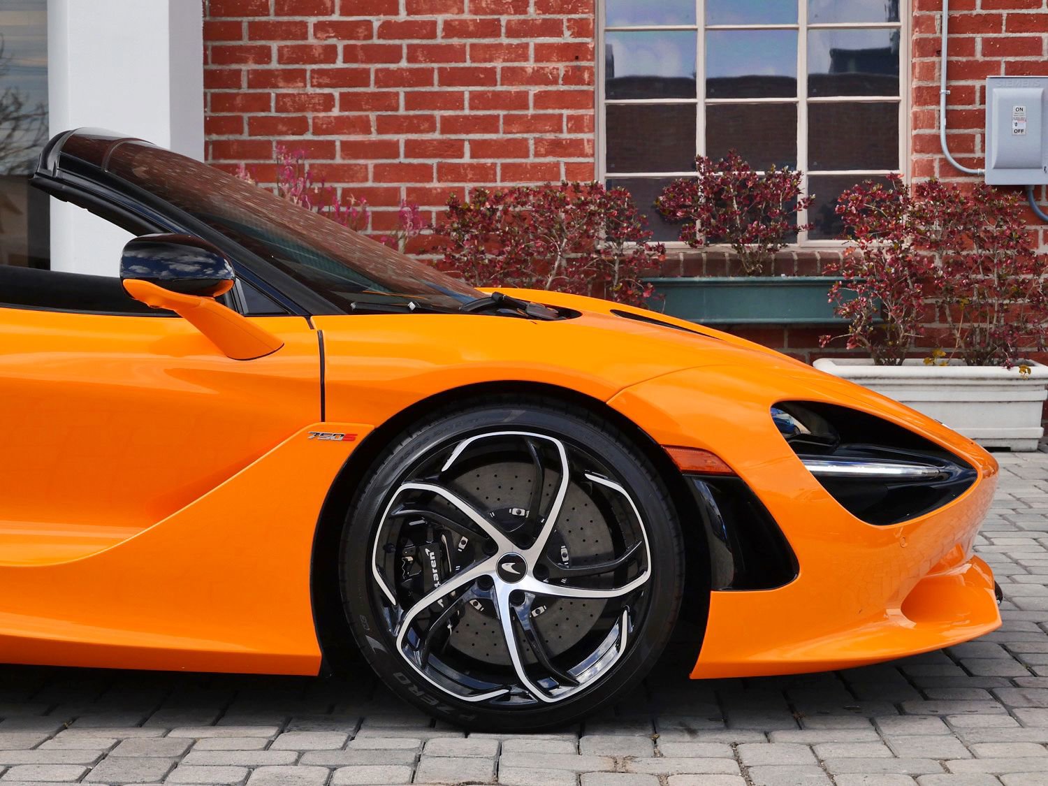 Used 2024 McLaren 750S Spider RWD image 7