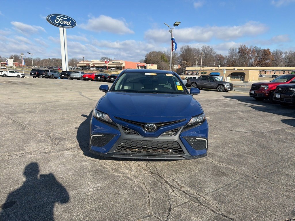 Used 2023 Toyota Camry SE image 3