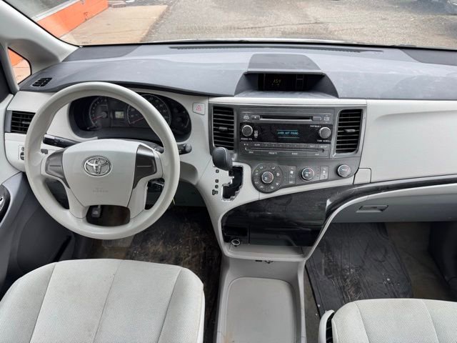 Used 2014 Toyota Sienna L FWD image 18