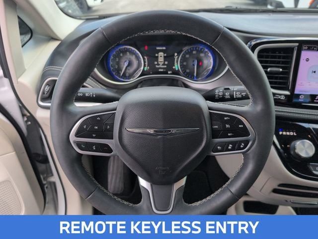 Used 2022 Chrysler Pacifica Touring-L AWD/4WD image 14