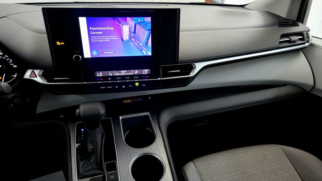 Certified 2025 Toyota Sienna LE AWD/4WD image 31