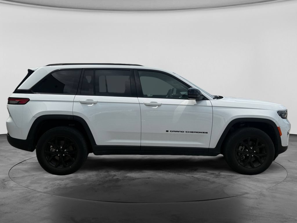 Used 2024 Jeep Grand Cherokee Altitude AWD/4WD image 11