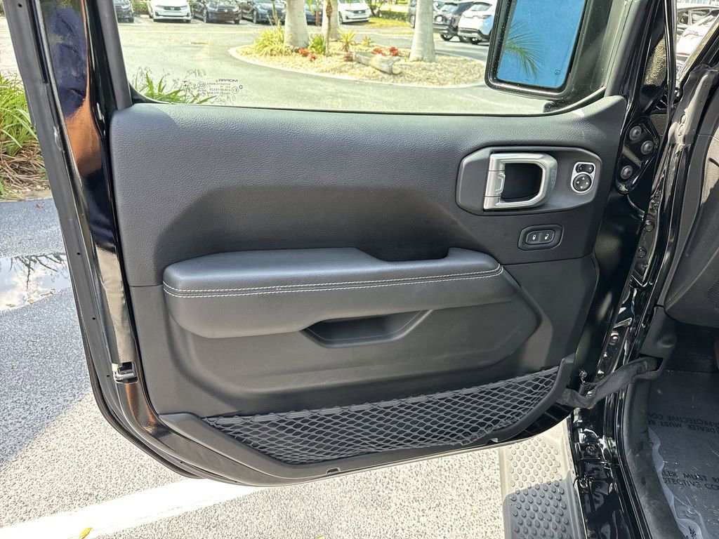 Used 2019 Jeep Wrangler Unlimited Sahara AWD/4WD image 35