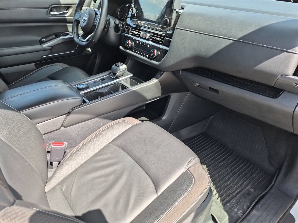 Used 2023 Nissan Pathfinder SL AWD/4WD image 16