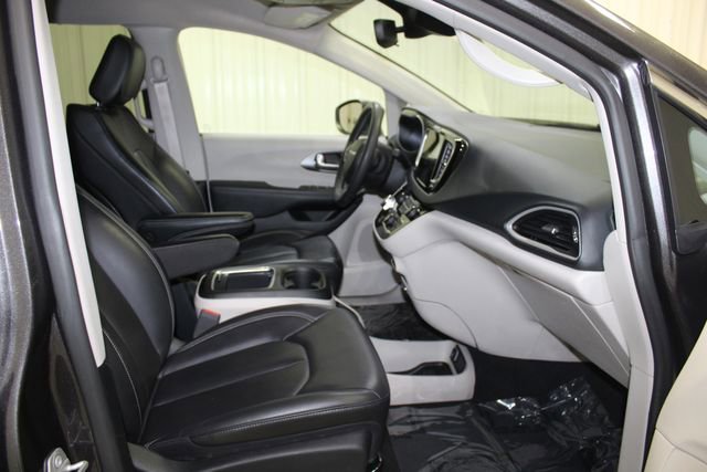 Used 2023 Chrysler Pacifica Touring-L FWD image 15