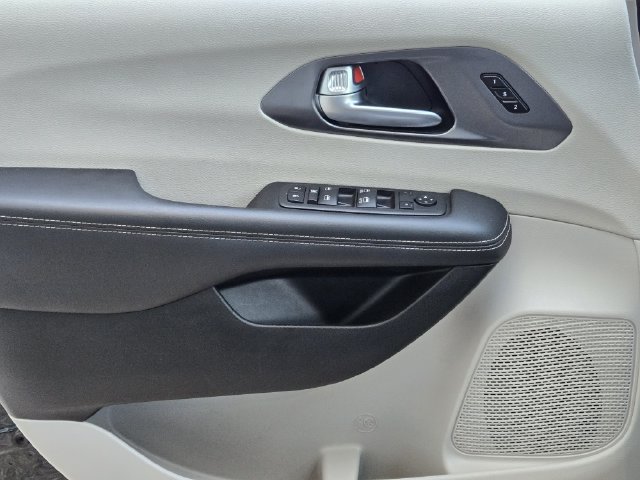 Certified 2024 Chrysler Pacifica Touring-L FWD image 23