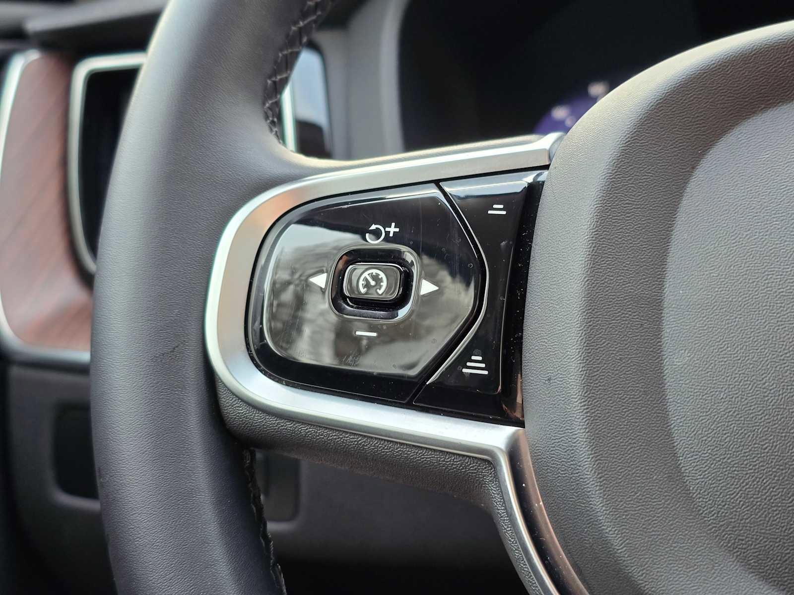 Certified 2023 Volvo XC60 T8 Ultimate w/ Climate Package image 29