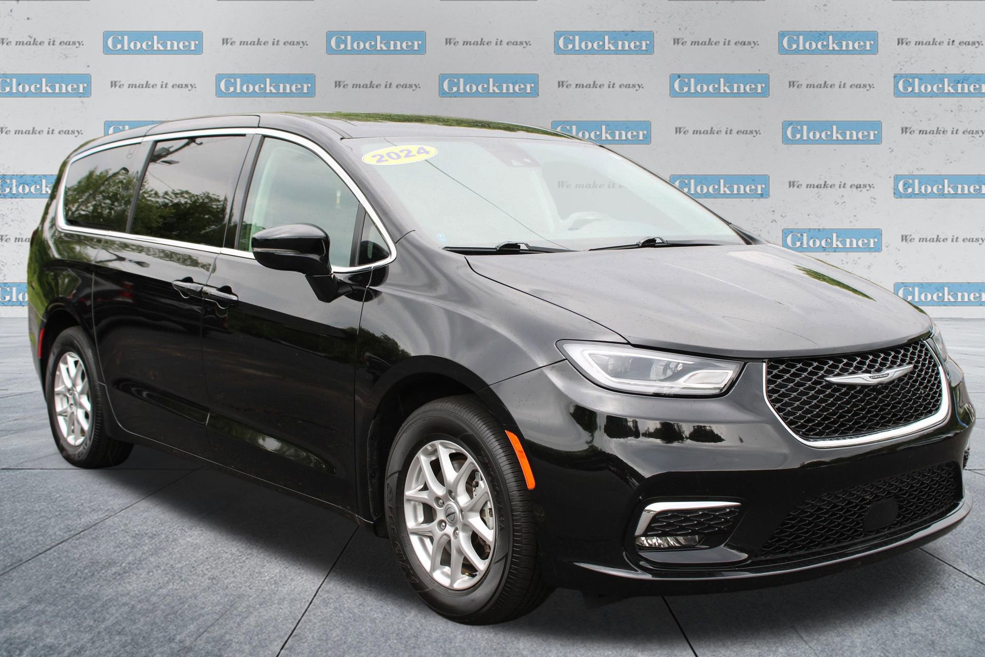 Used 2024 Chrysler Pacifica Touring-L FWD image 3