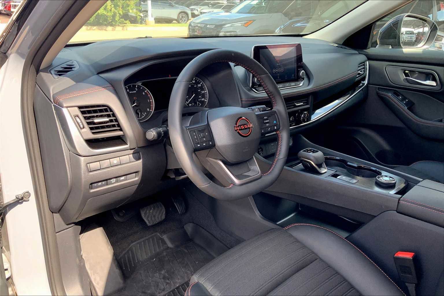 Certified 2025 Nissan Rogue SV image 15