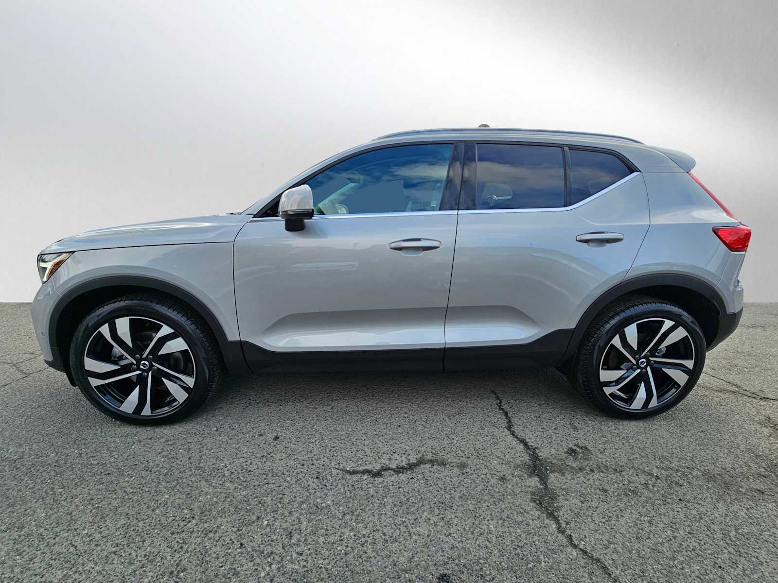 Used 2025 Volvo XC40 B5 Plus w/ Climate Package AWD/4WD image 7