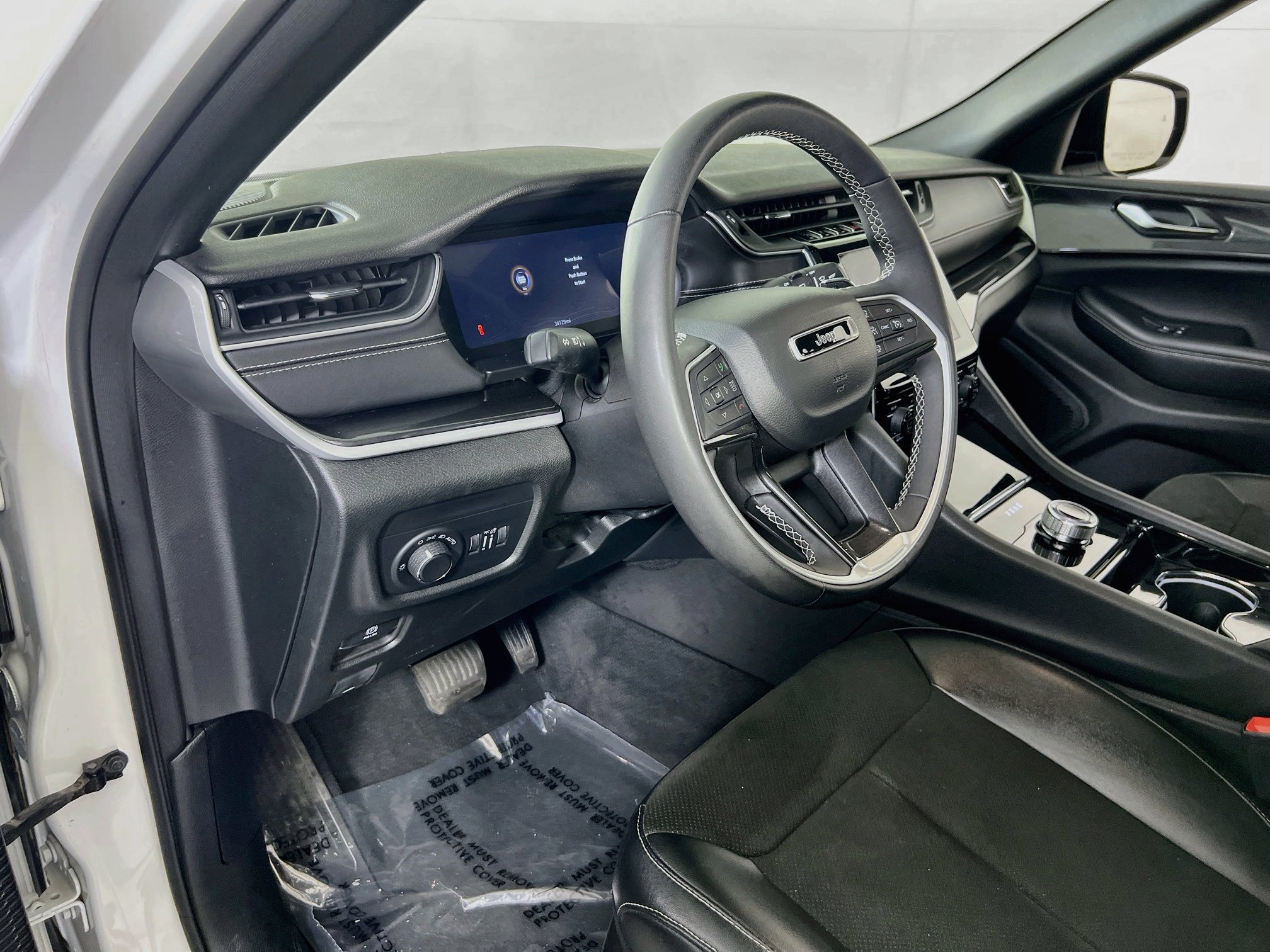Used 2023 Jeep Grand Cherokee Altitude AWD/4WD image 9