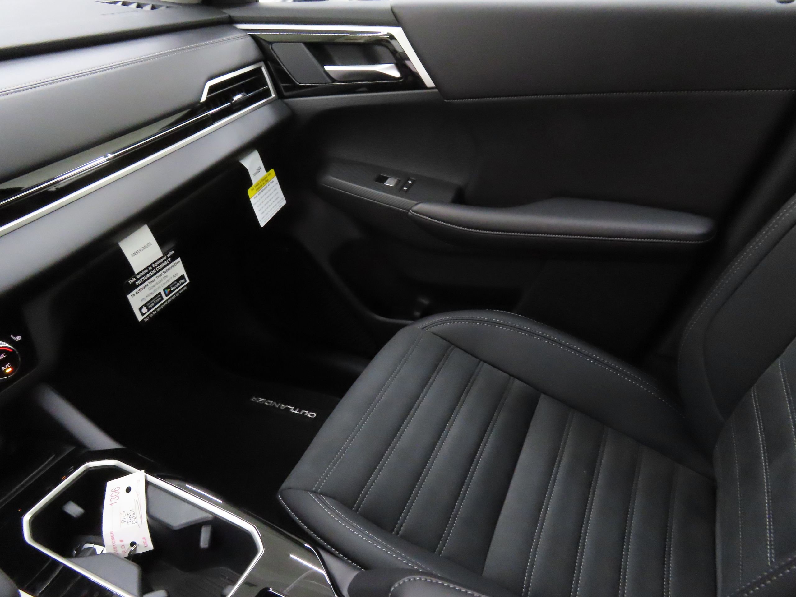 New 2025 Mitsubishi Outlander SE image 19