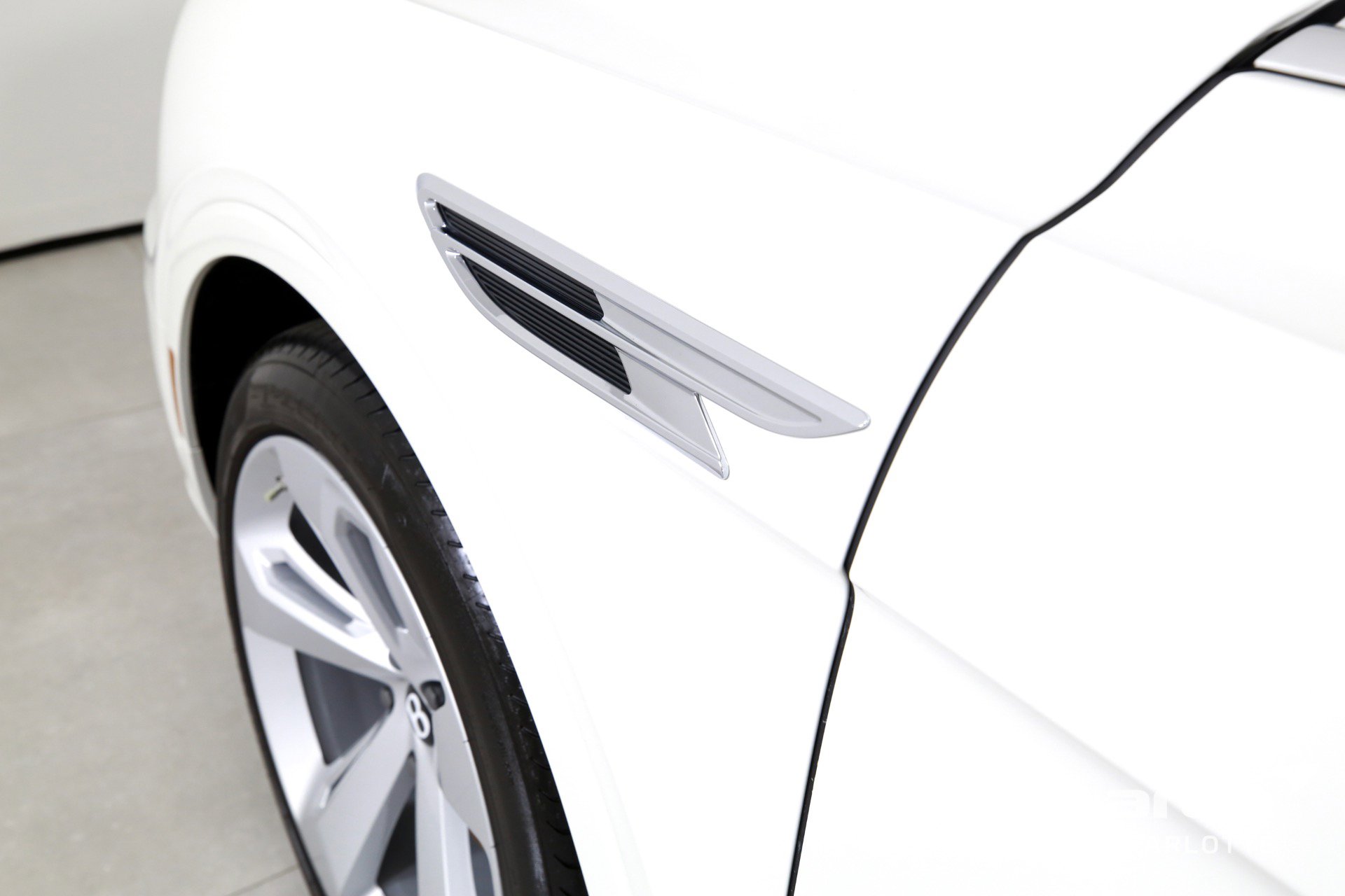 Used 2023 Bentley Bentayga Plug-In Hybrid image 37