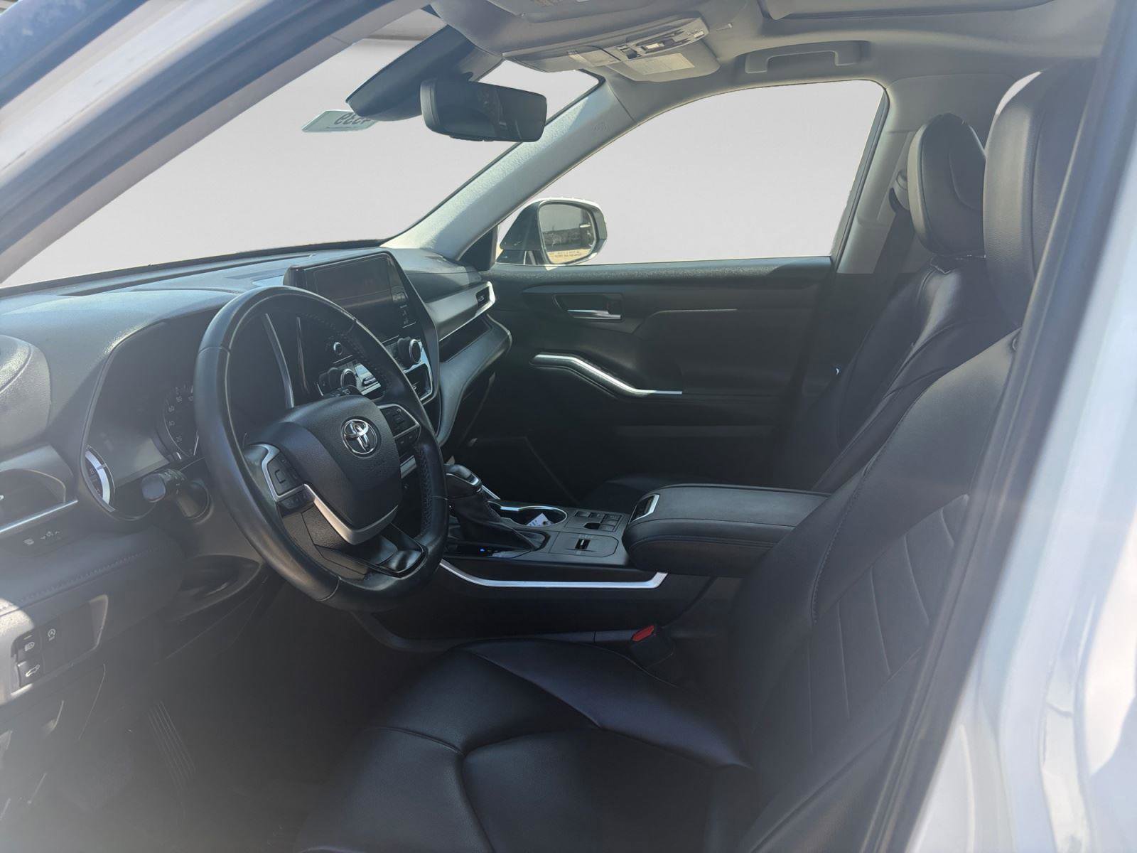 Used 2023 Toyota Highlander XLE image 7