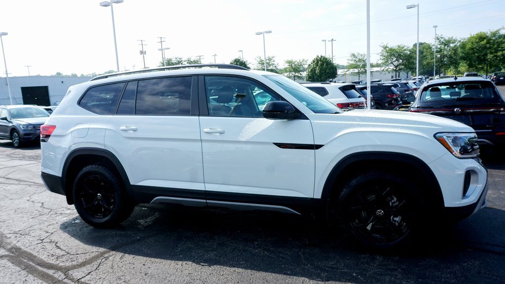 New 2025 Volkswagen Atlas Peak Edition SE image 4