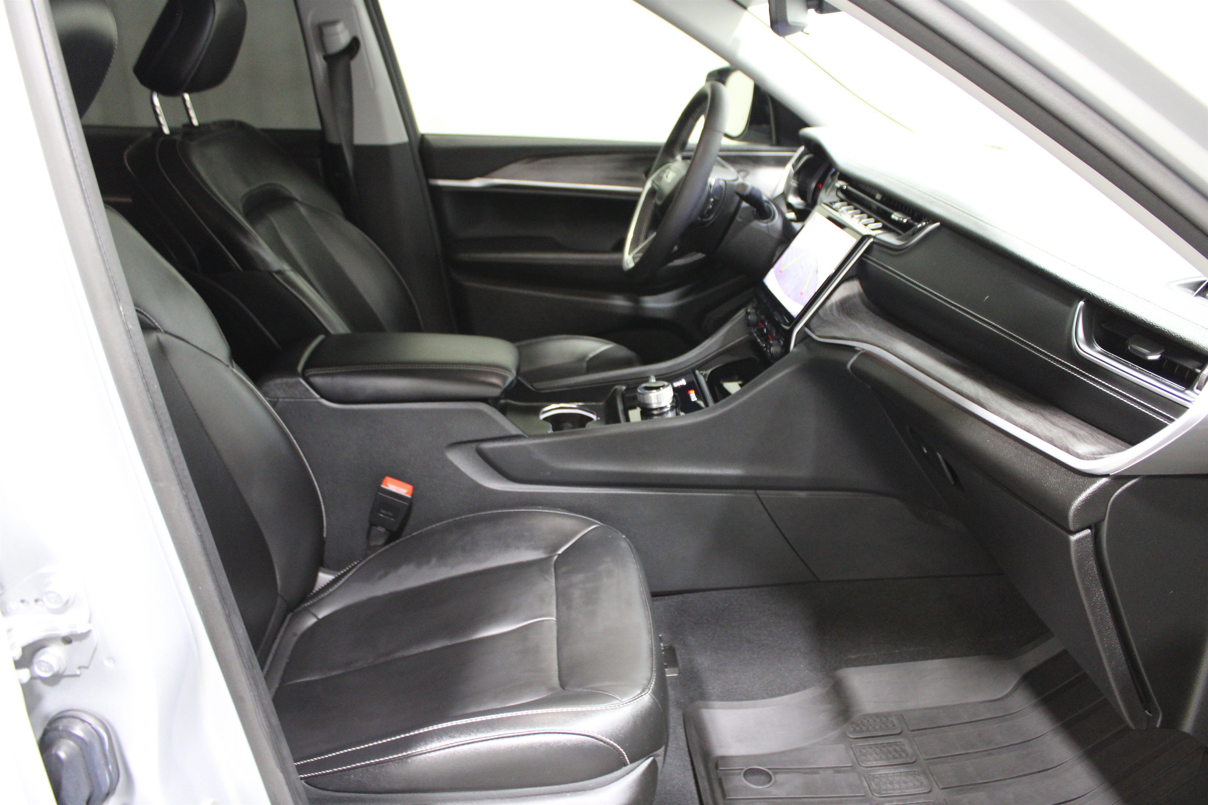 Used 2024 Jeep Grand Cherokee L Limited w/ Black Appearance Package image 30