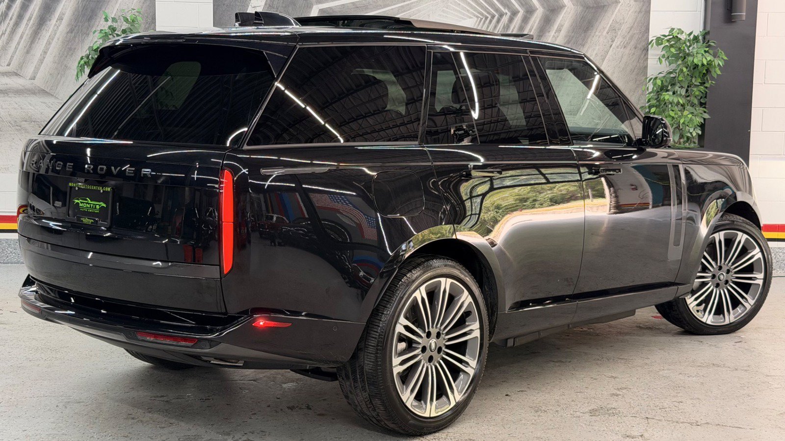 Used 2025 Land Rover Range Rover SE AWD/4WD image 7