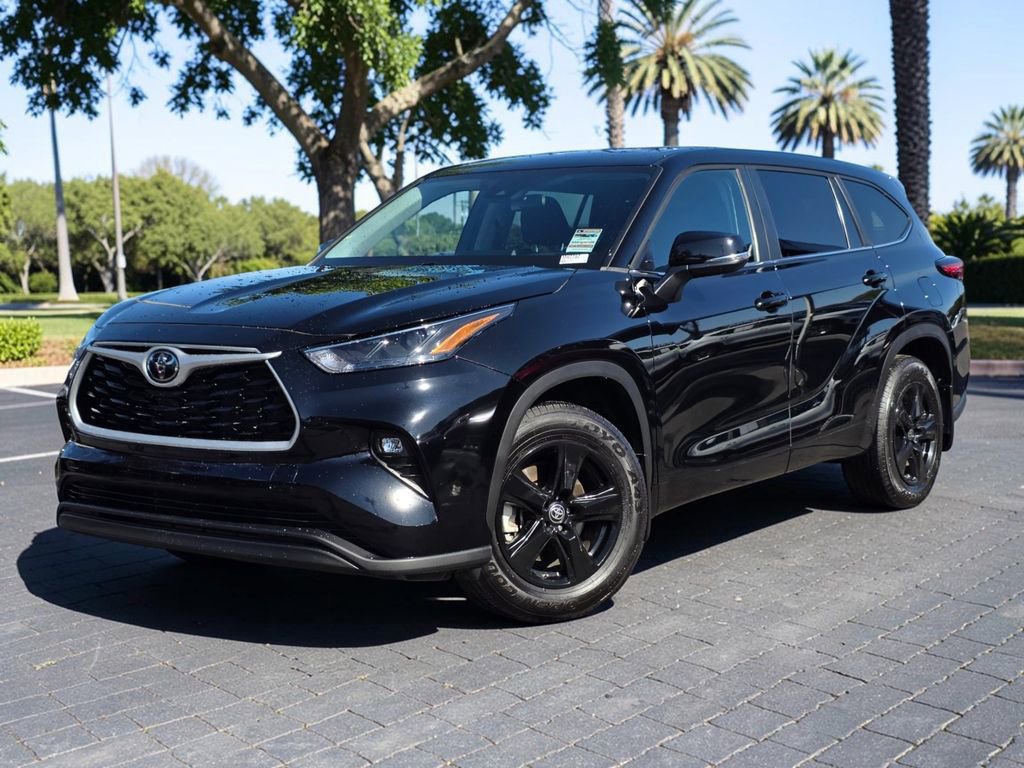 Used 2023 Toyota Highlander LE AWD/4WD image 2