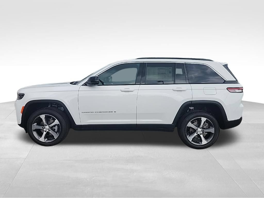 New 2026 Jeep Grand Cherokee Limited w/ Luxury Tech Group II RWD image 18