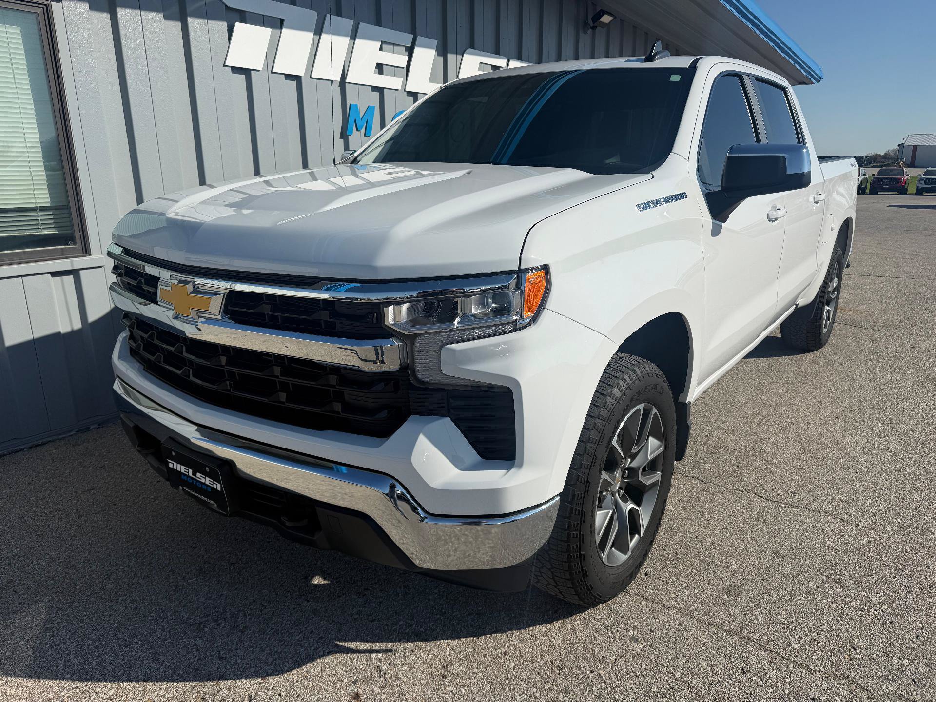 Used 2024 Chevrolet Silverado 1500 LT AWD/4WD image 2