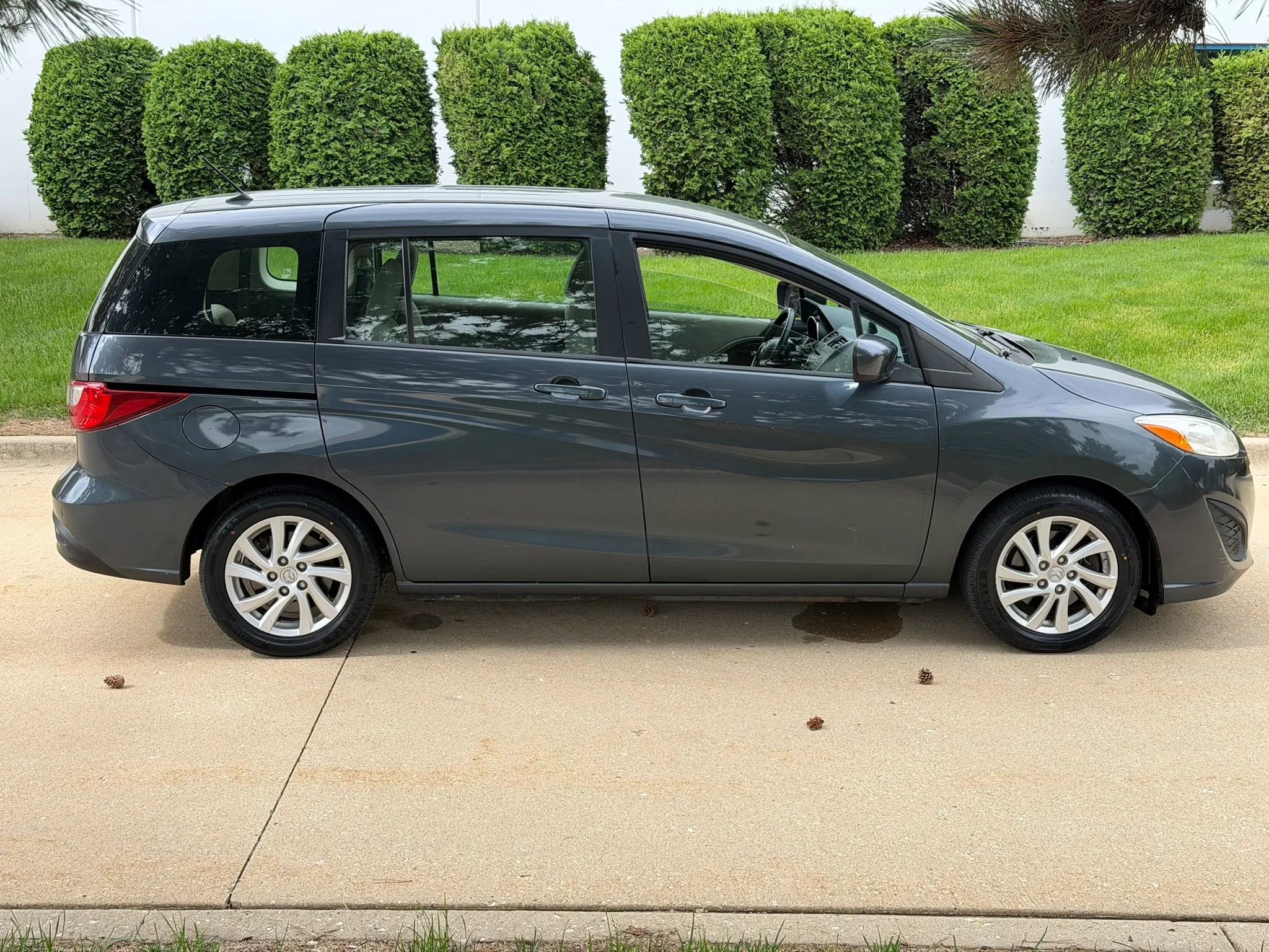 Used 2012 MAZDA MAZDA5 Sport FWD image 4