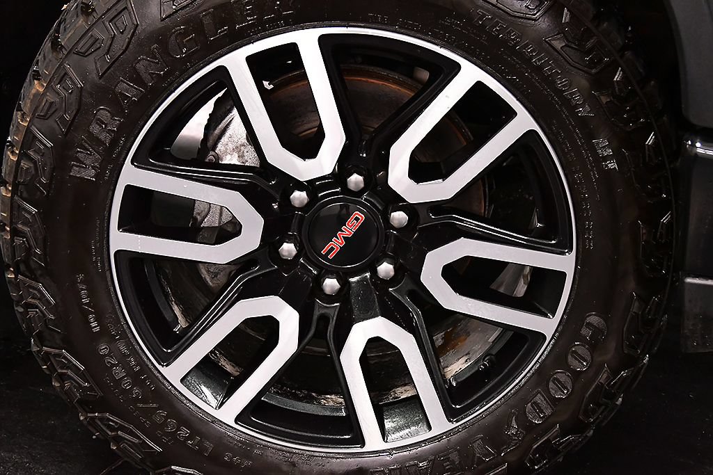 Used 2024 GMC Sierra 1500 AT4 w/ AT4 Premium Package AWD/4WD image 9