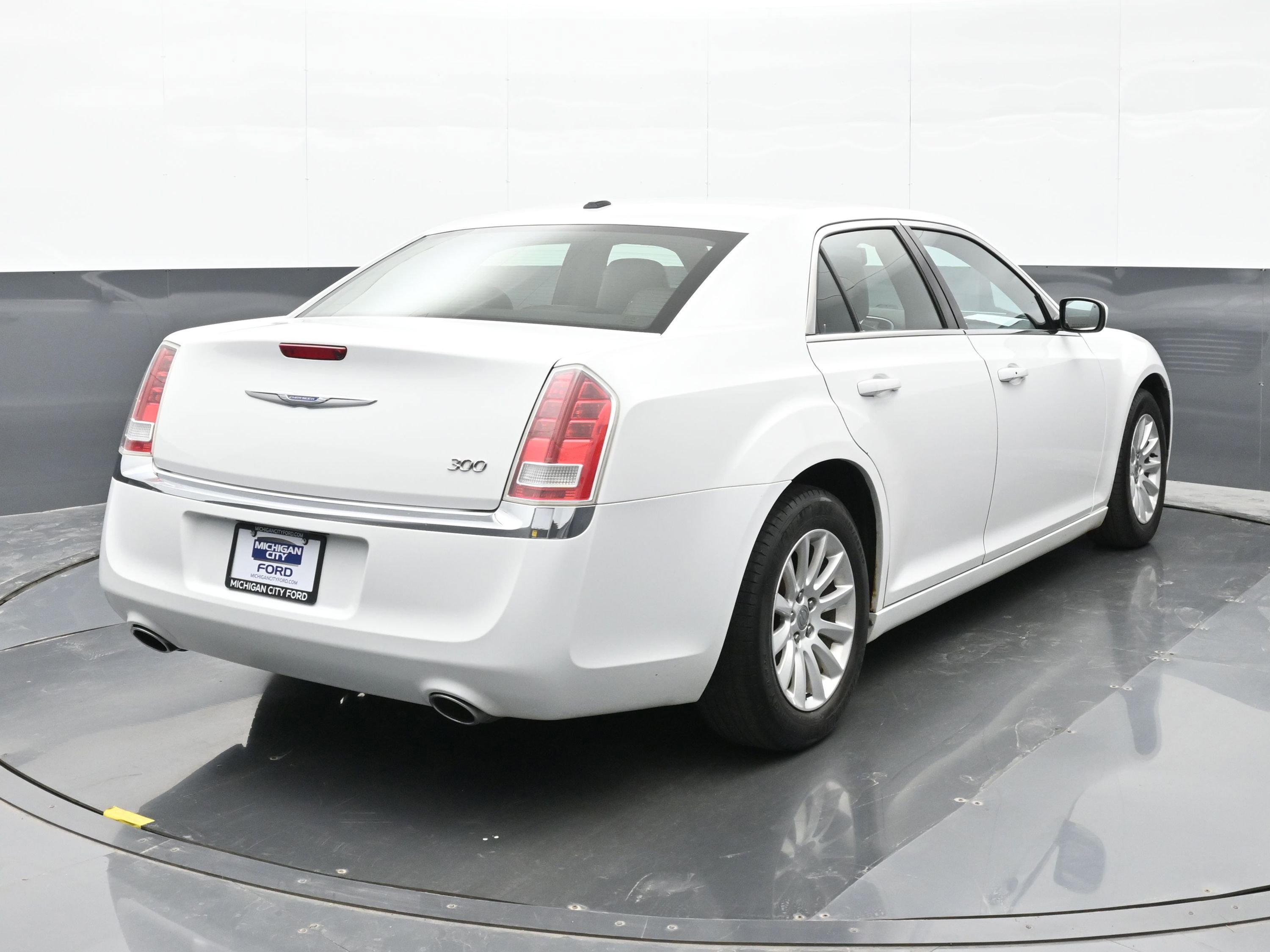 Used 2013 Chrysler 300 RWD image 7