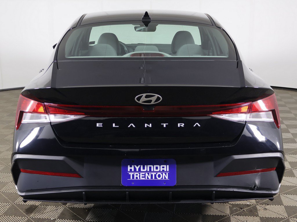 Certified 2025 Hyundai Elantra SE FWD image 11