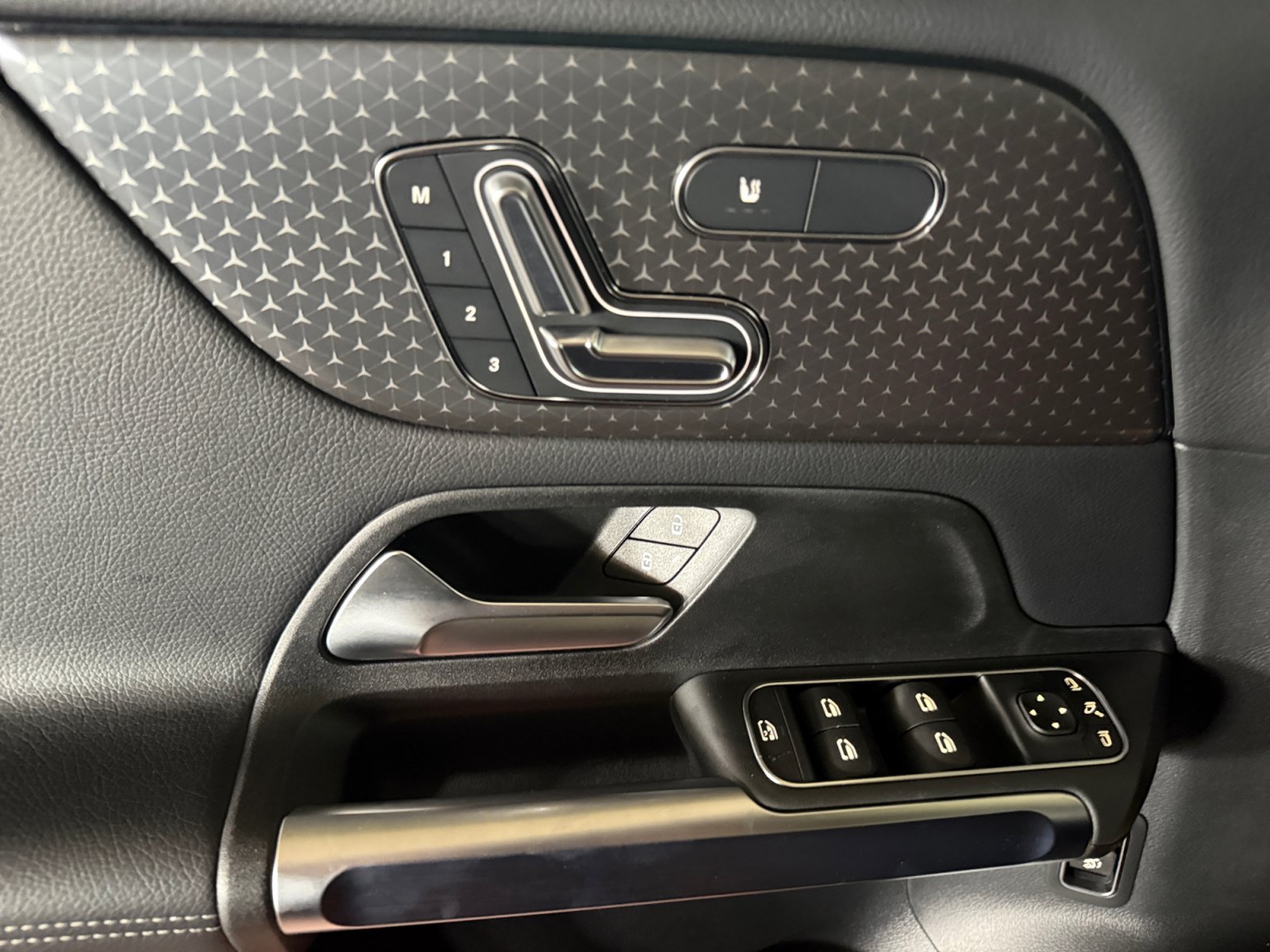 Used 2026 Mercedes-Benz GLB 250 image 17