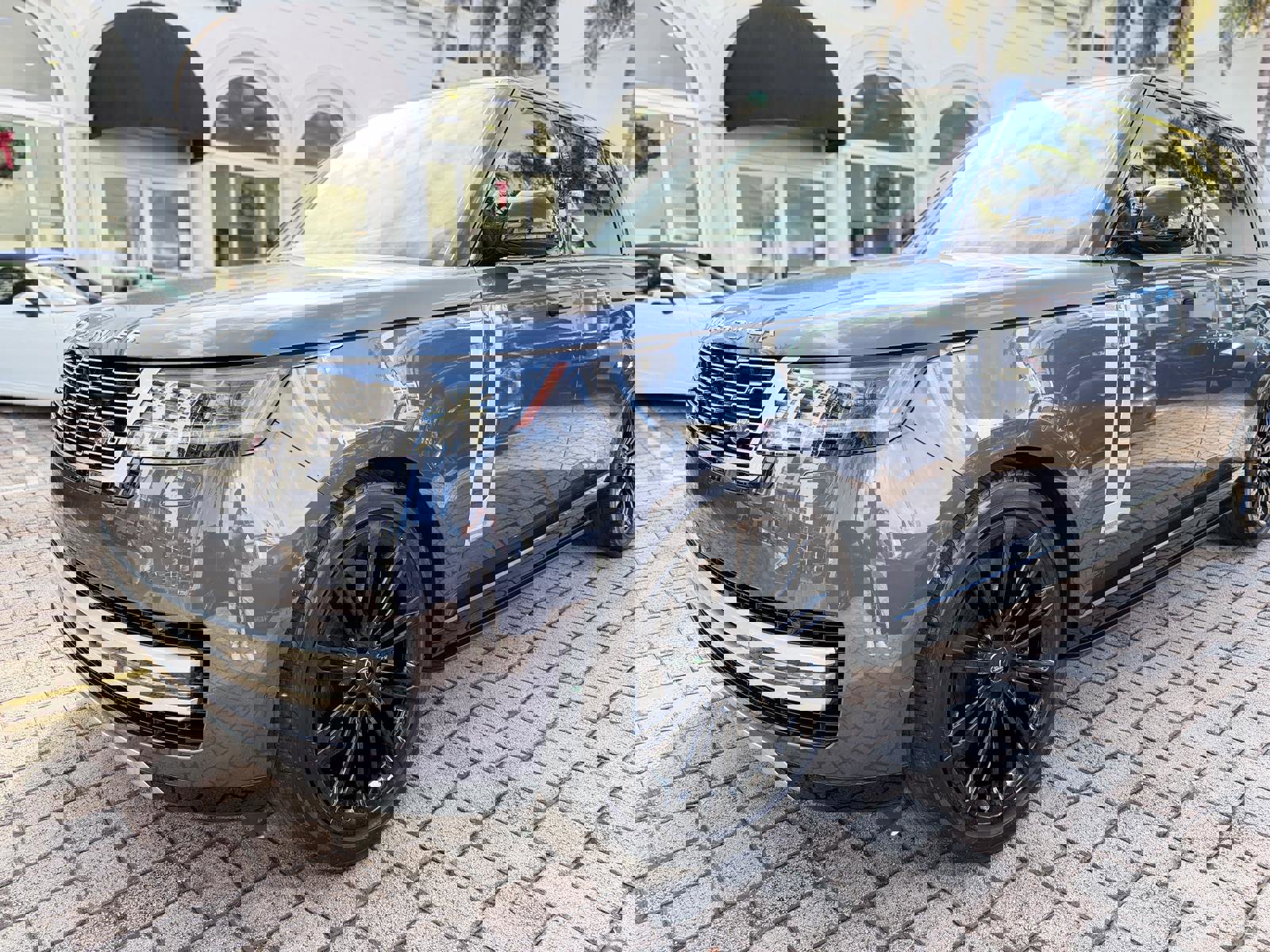 Used 2024 Land Rover Range Rover Long Wheelbase Autobiography image 3