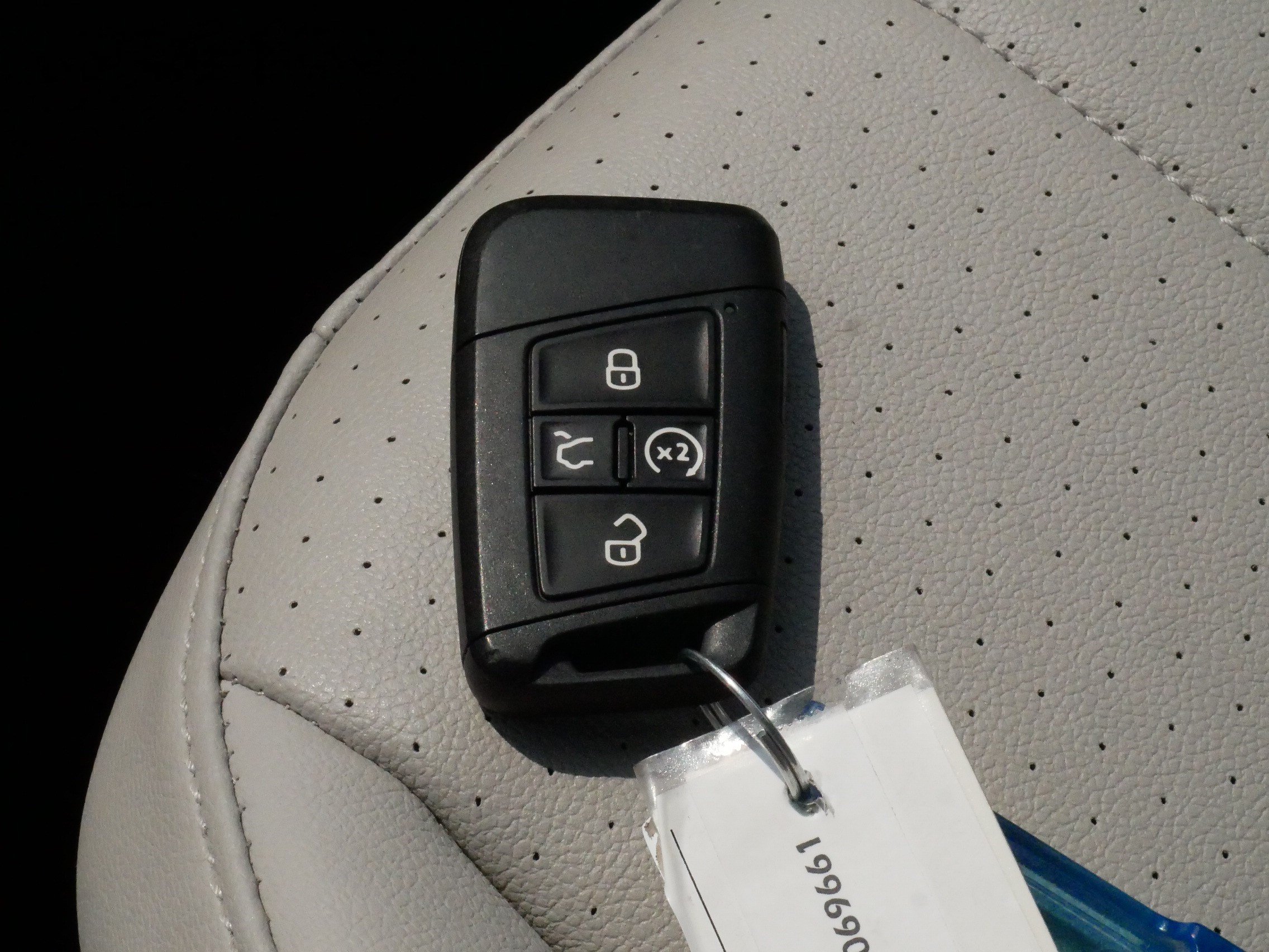 Certified 2023 Volkswagen Tiguan SE R-Line AWD/4WD image 30