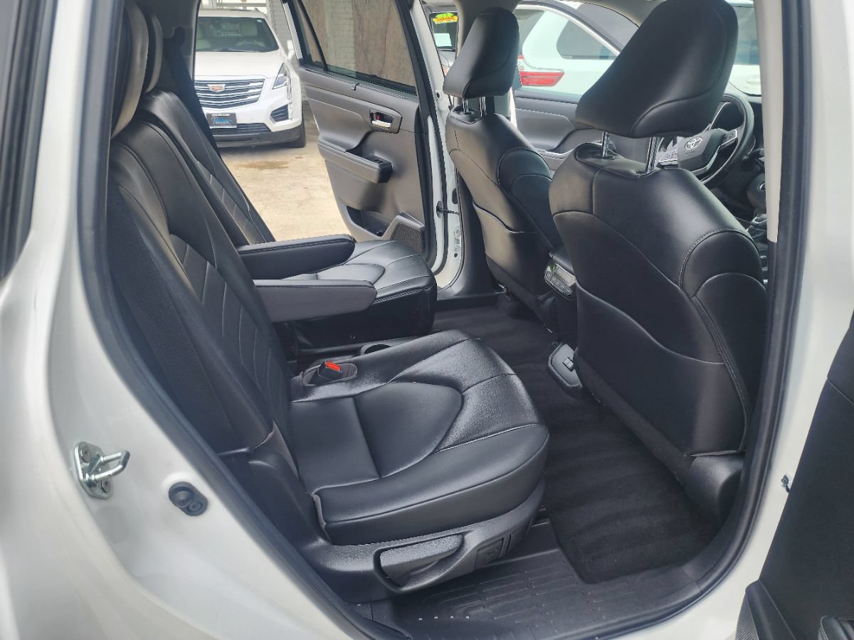 Used 2022 Toyota Highlander XLE FWD image 12
