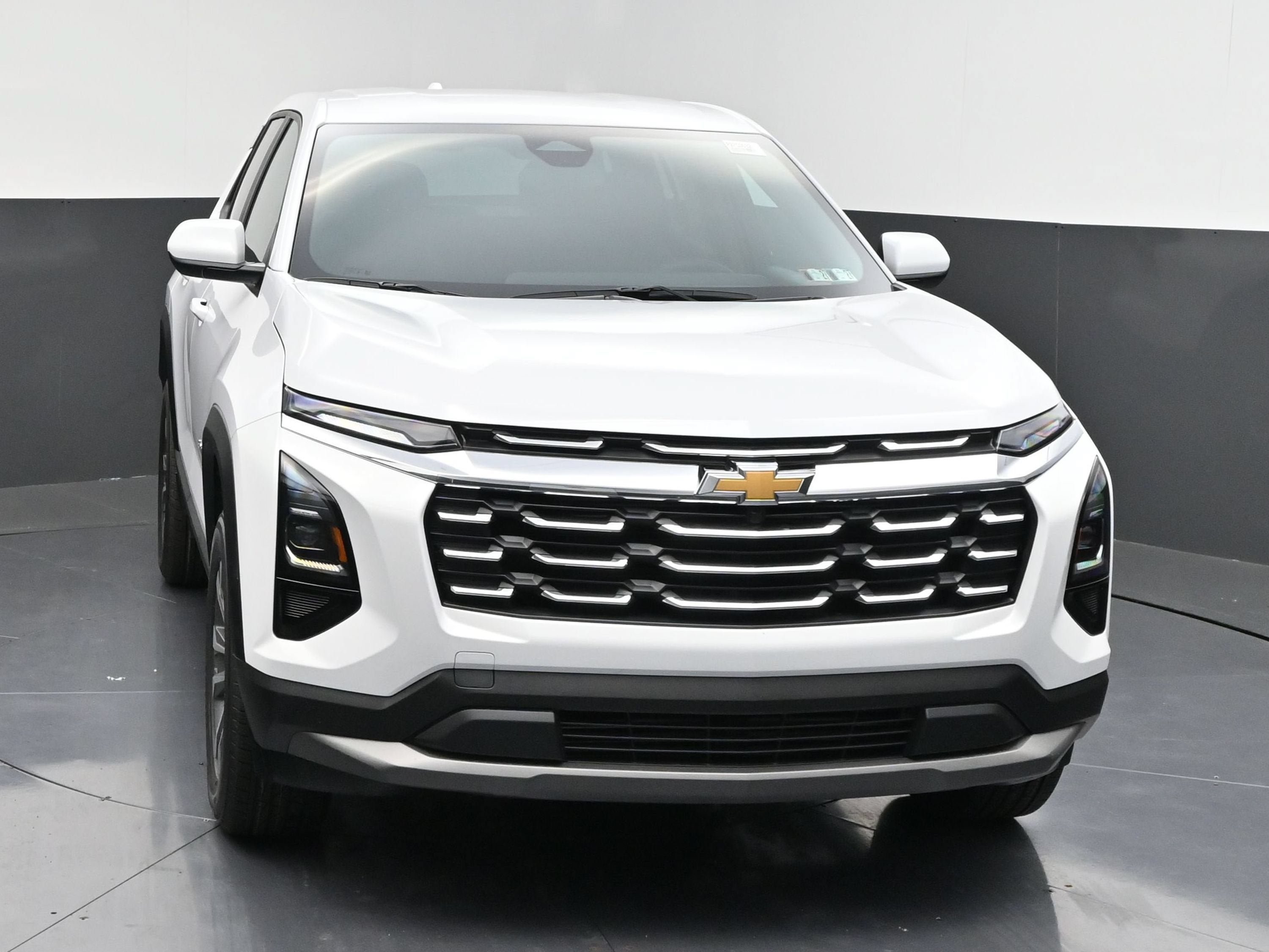 New 2027 Chevrolet Equinox LT w/ Convenience Package II FWD image 3