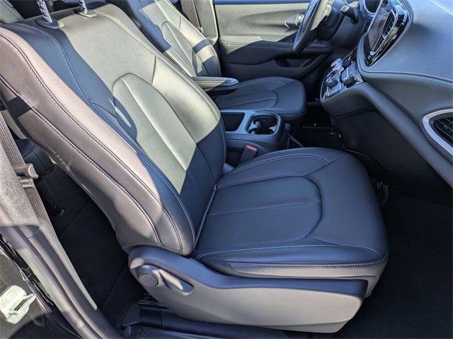 Certified 2026 Chrysler Pacifica Select image 27