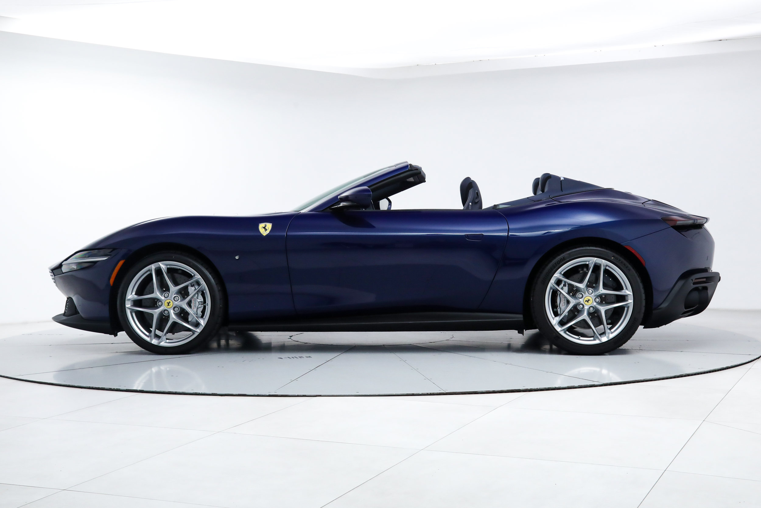 Certified 2026 Ferrari Roma Spider RWD image 4