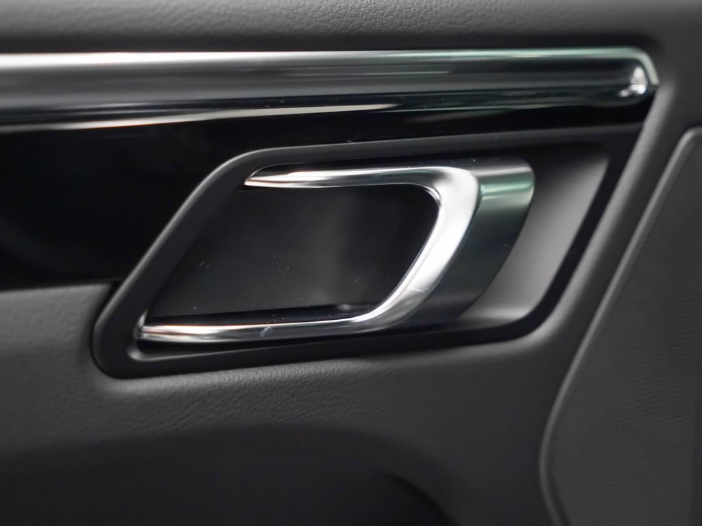 Certified 2026 Porsche Macan AWD/4WD image 30