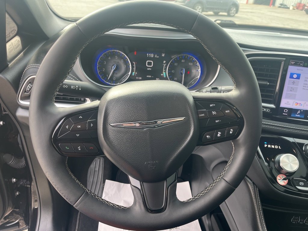 Used 2025 Chrysler Pacifica Limited image 13